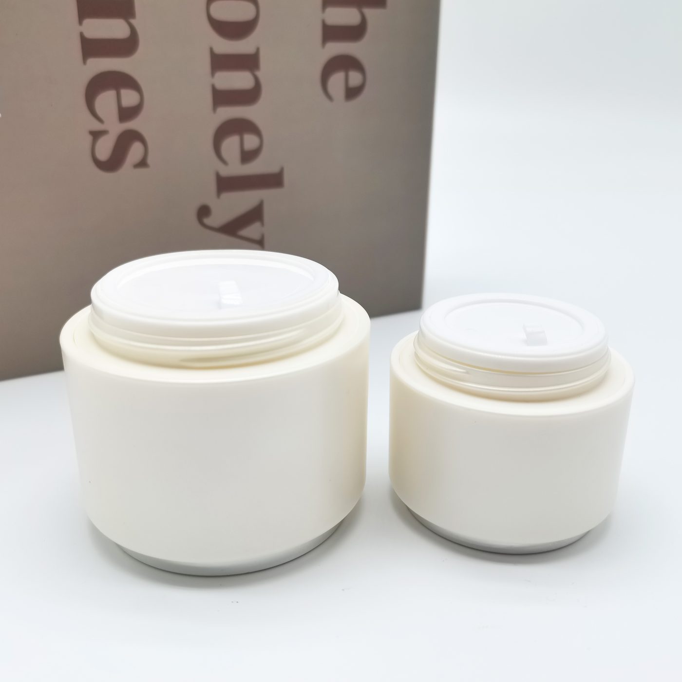 Pearl-finish acrylic cosmetic set 